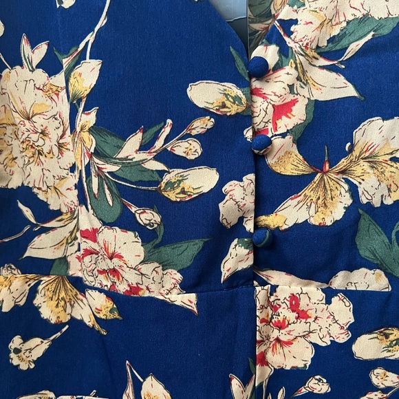 PRETTYLITTLETHING | Plus Blue Floral Button Detail Swing Dress - Picture 4 of 5